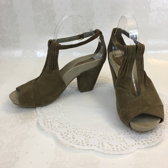 barefoot beach shoes